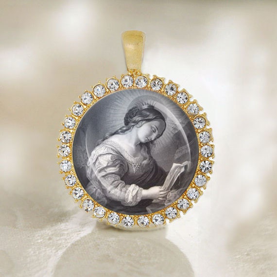 St Margaret of Scotland Religious Christian Catholic Gold Tone Medal Pendant Charm Jewelry