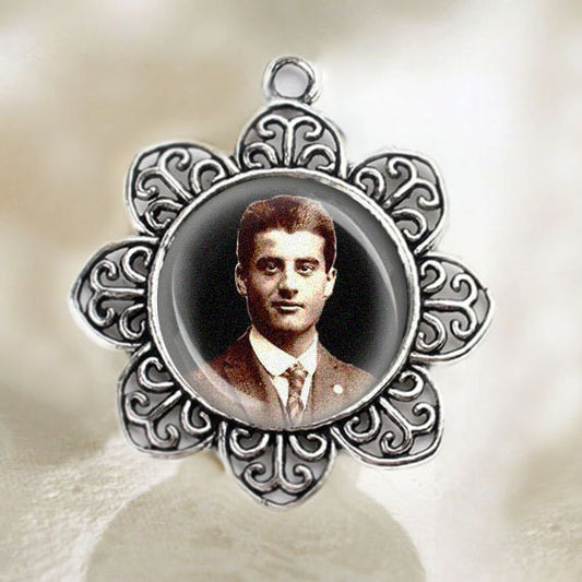Blessed Pier Giorgio Frassati Catholic Medal Jewelry Pendant Flower Shape NEW